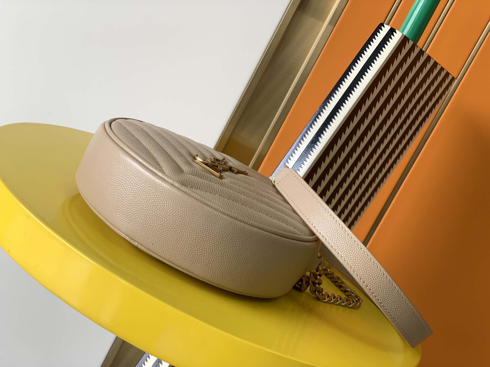 Y51 vinyle round camera bag in chevron-quilted grain de poudre embossed leather beige 6104361 17 x 17 x 5.5 cm