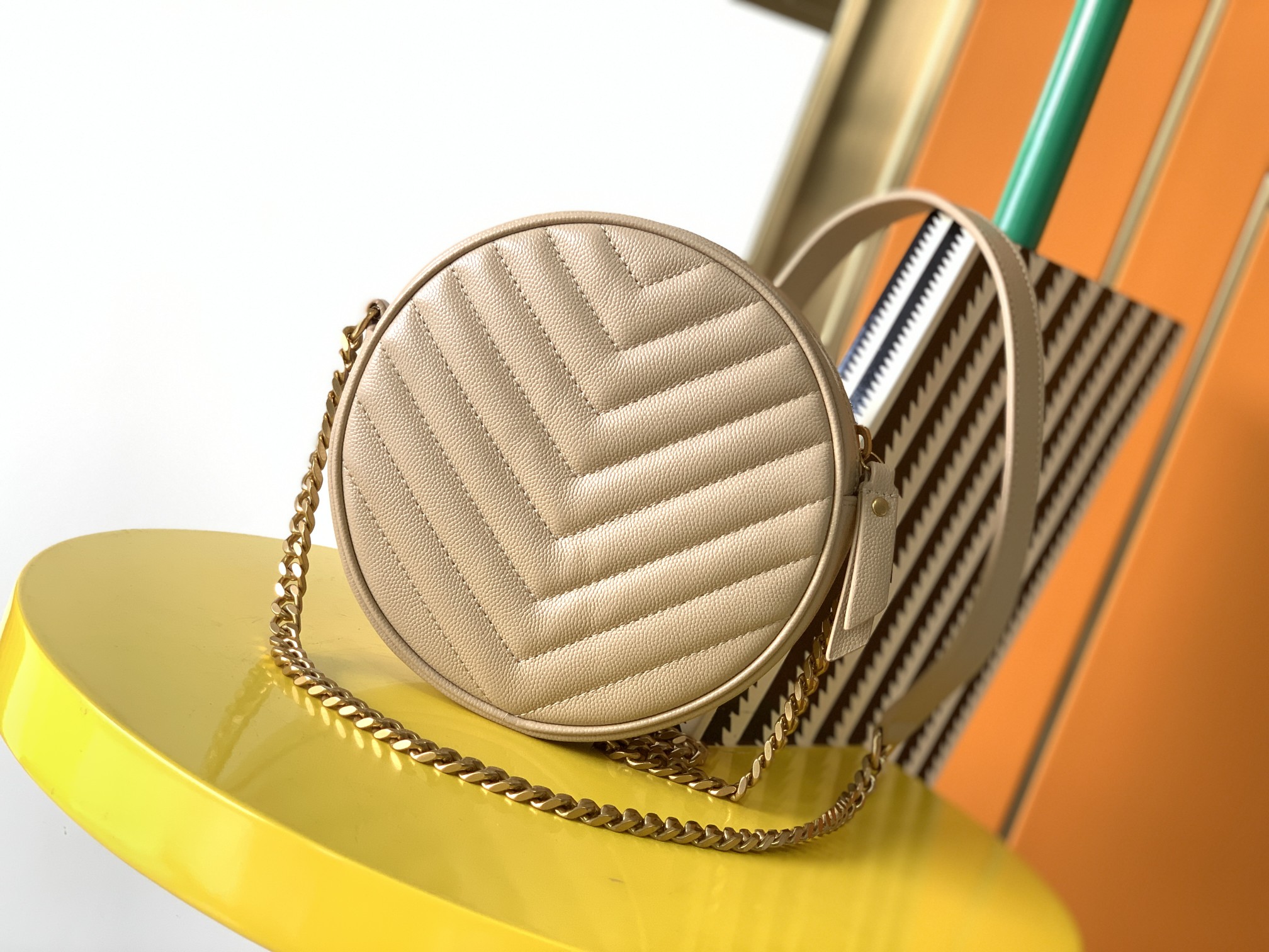 Y51 vinyle round camera bag in chevron-quilted grain de poudre embossed leather beige 6104361 17 x 17 x 5.5 cm