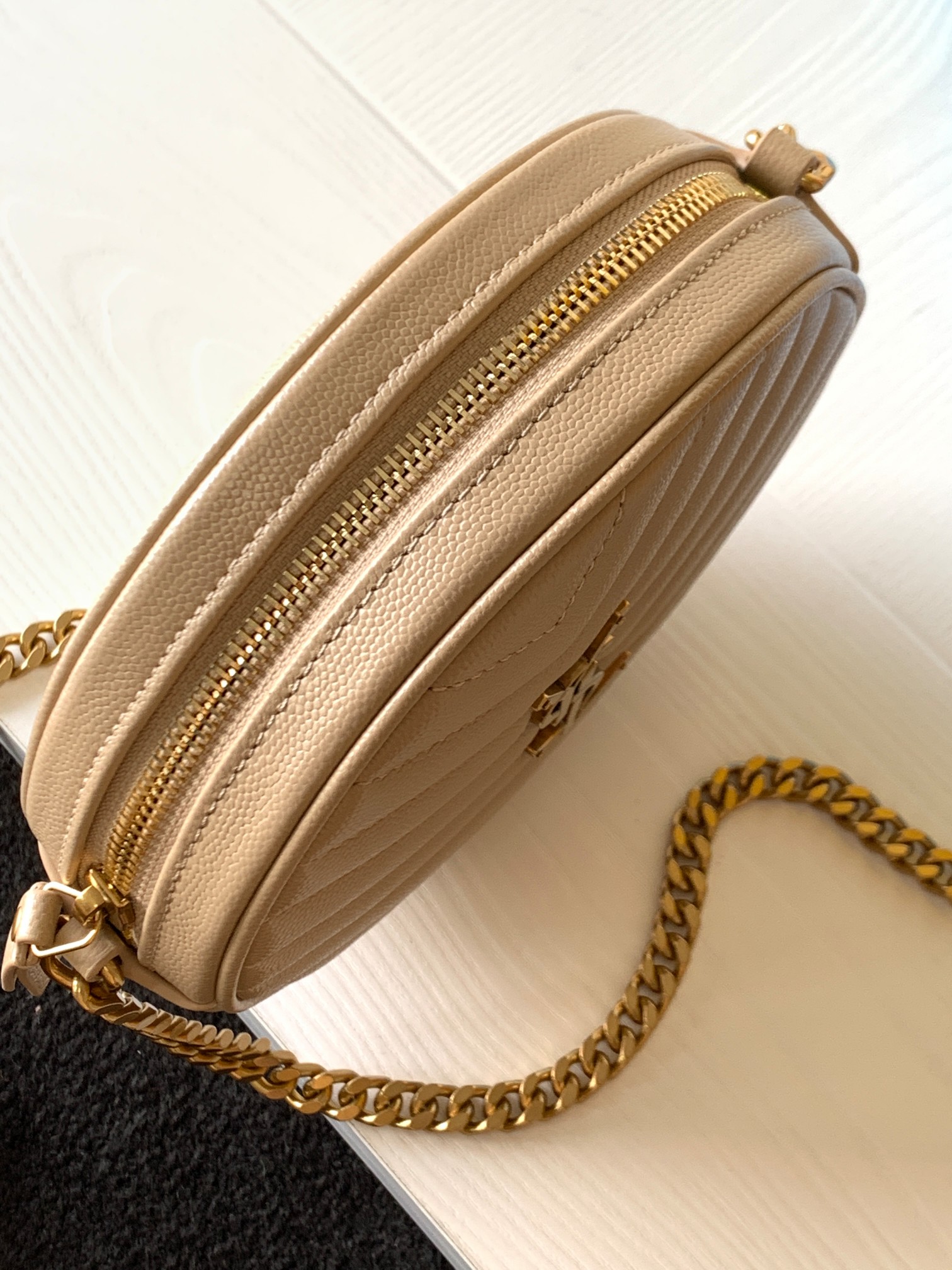 Y51 vinyle round camera bag in chevron-quilted grain de poudre embossed leather beige 6104361 17 x 17 x 5.5 cm