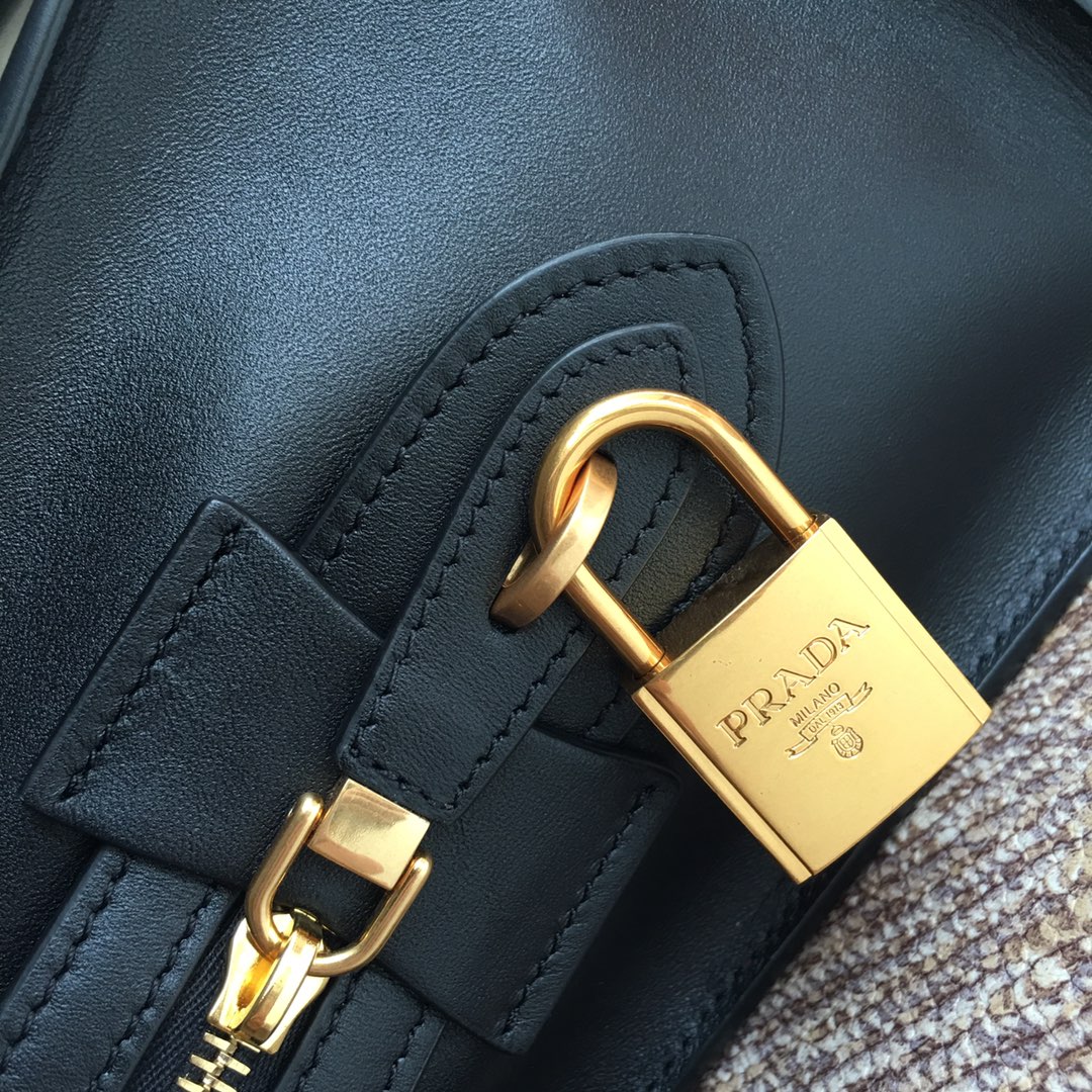 Pra*a medium esplanade bag leather red/black 30 x 22 cm