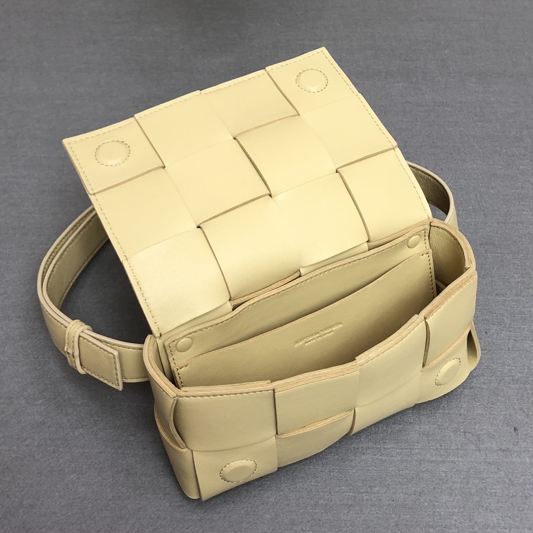 b0tt*ga Ven*ta belt cassette light yellow 639367 17.5 x 9.5 x 5 cm
