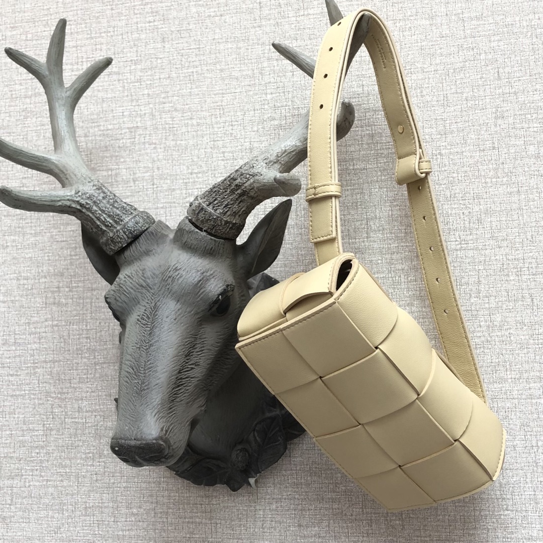 b0tt*ga Ven*ta belt cassette light yellow 639367 17.5 x 9.5 x 5 cm