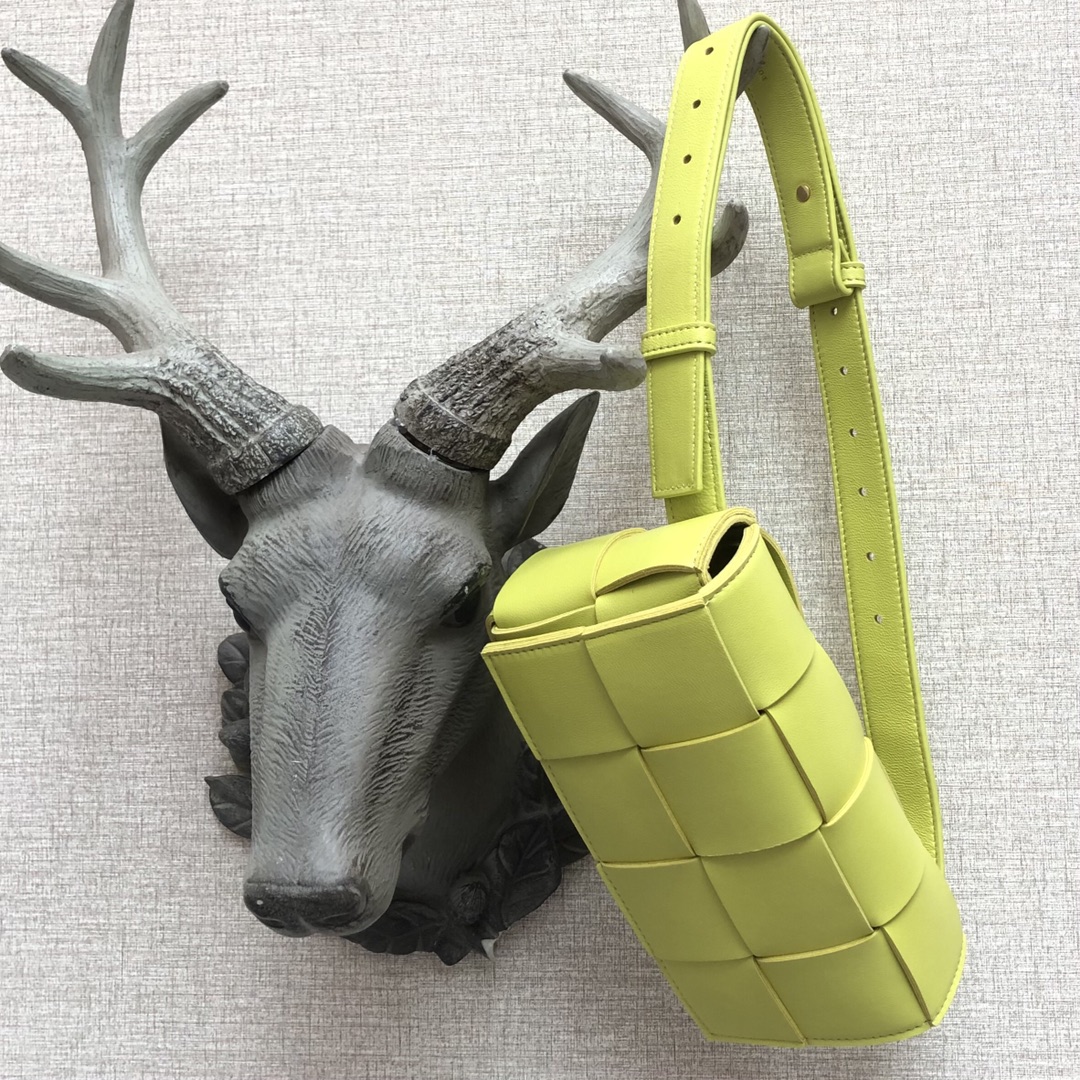 b0tt*ga Ven*ta belt cassette neon yellow 639367 17.5 x 9.5 x 5 cm