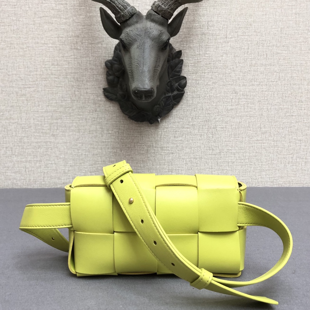 b0tt*ga Ven*ta belt cassette neon yellow 639367 17.5 x 9.5 x 5 cm