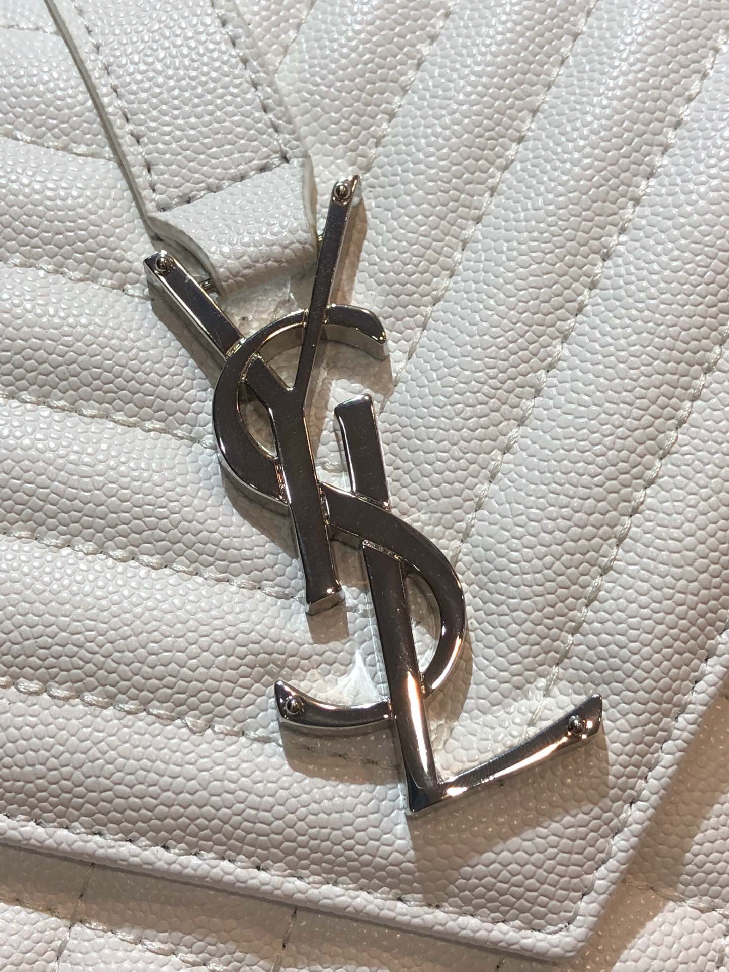 Y51 envelope medium bag in grained leather silver metal white 600185 24 x 7.5 x 18 cm