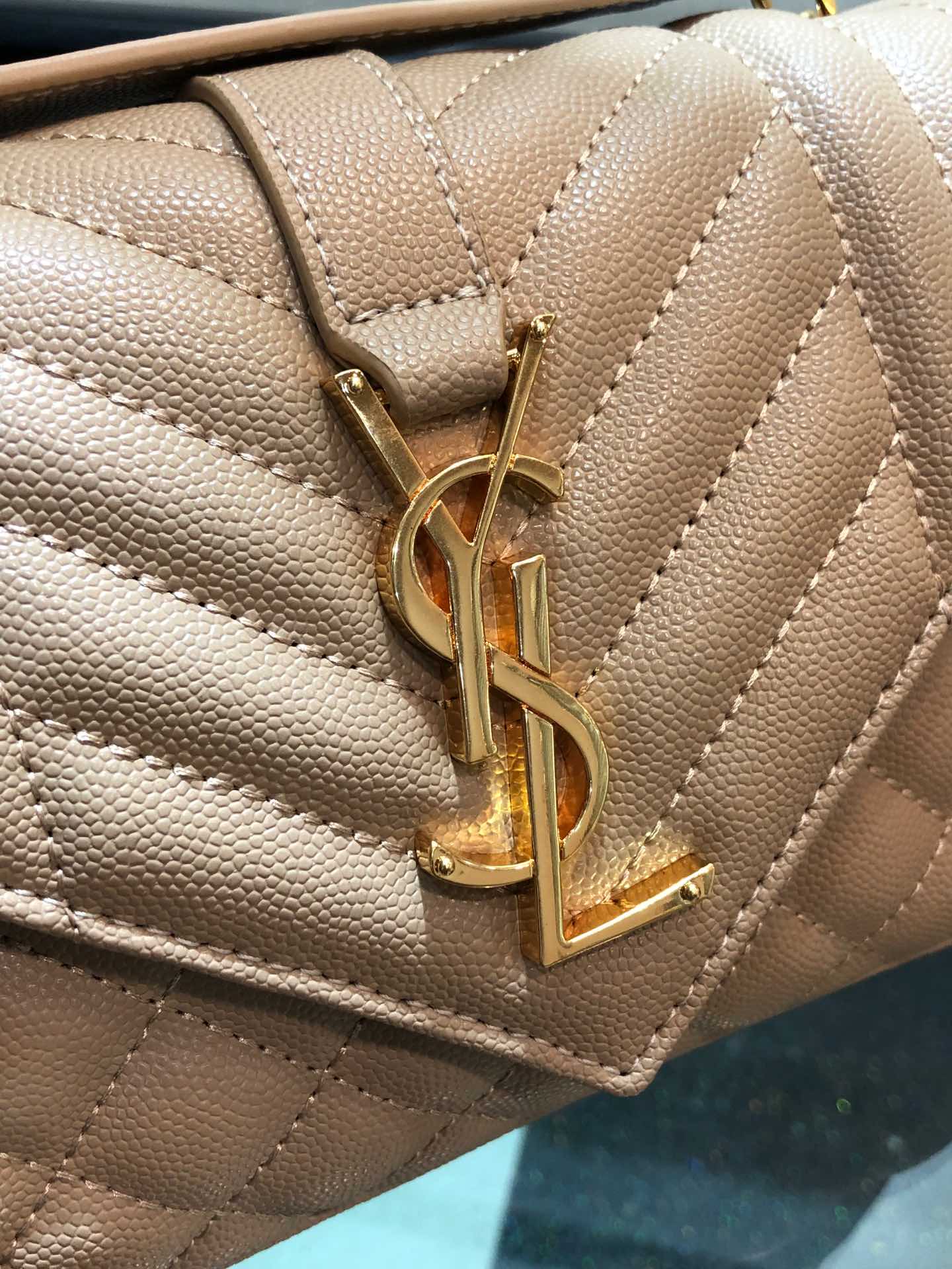 Y51 envelope small bag in grained leather beige 600195 21 x 13 x 6 cm