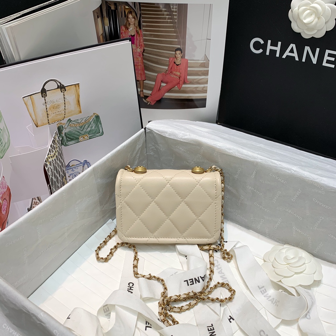 Ch**el mini retro flap button bag in leather white 13.5 x 9 x 4 cm