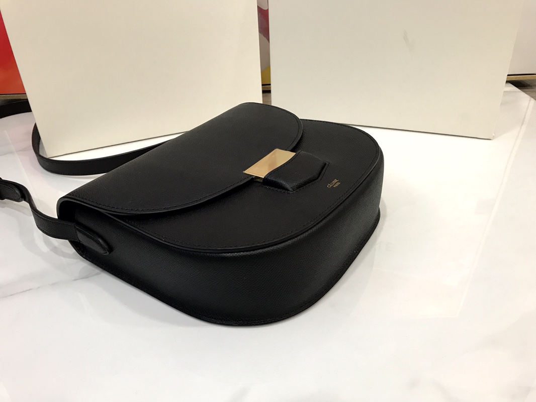 Ce1i*e medium trotteur bag in leather black 23 cm