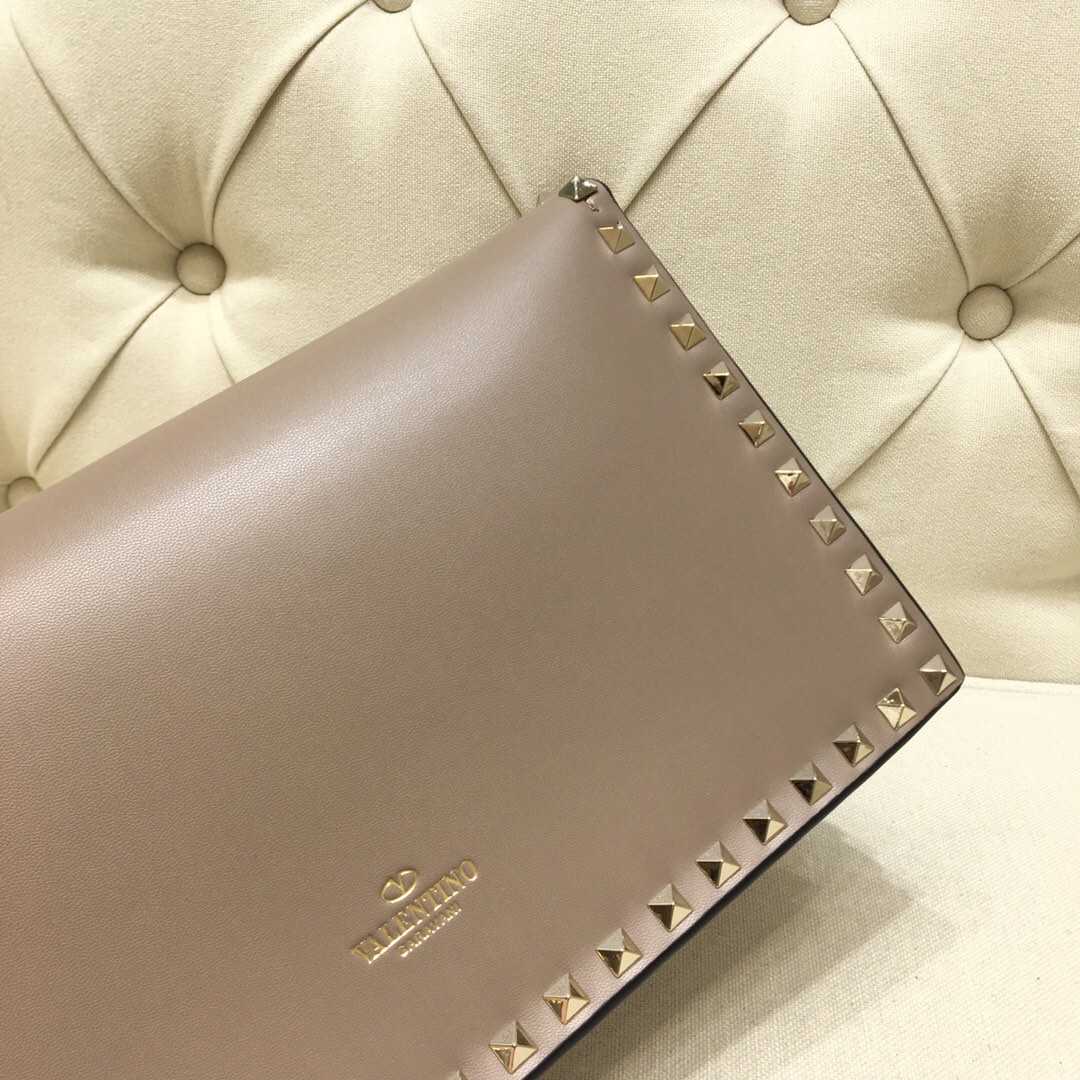 Va1e*ntin0 garavani rockstud clutch with hand holder beige 28 cm