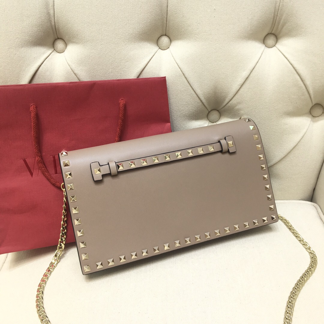 Va1e*ntin0 garavani rockstud clutch with hand holder beige 28 cm