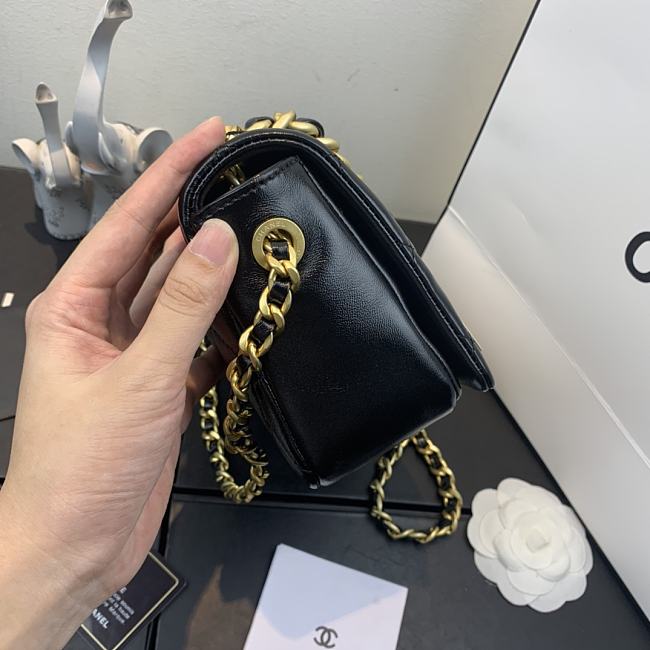Ch**el shiny quilted lambskin flap bag black as1895 20 x 13 x 7 cm