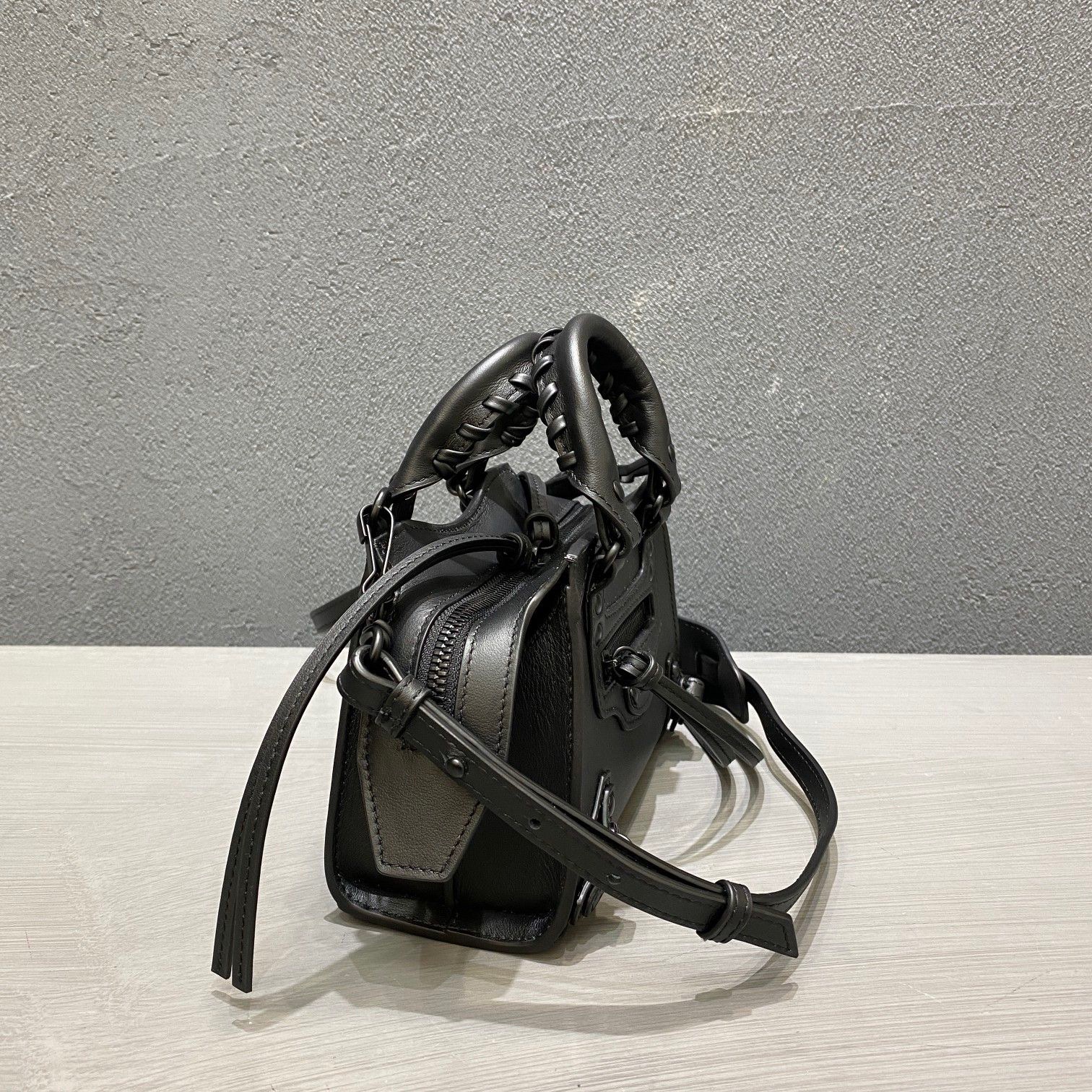 Ba1en*iaga mini neo classic top handle bag full black 63852411r57 22 x 14 x 11 cm