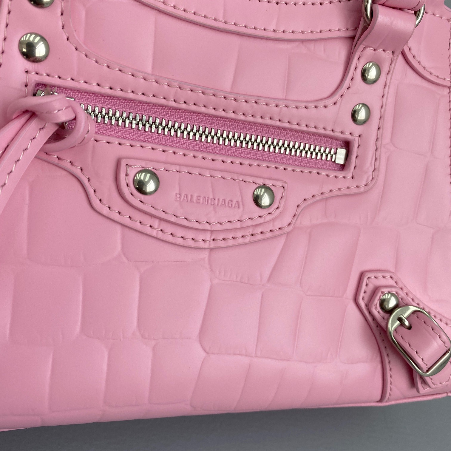 Ba1en*iaga small neo classic top handle bag crocodile leather pink 63852115v67 33 x 21 x 16 cm