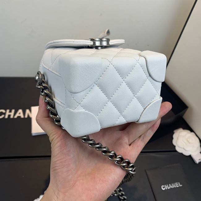 Ch**el mini quilted leather crossbody bag white as1169 19 x 12 x 9 cm
