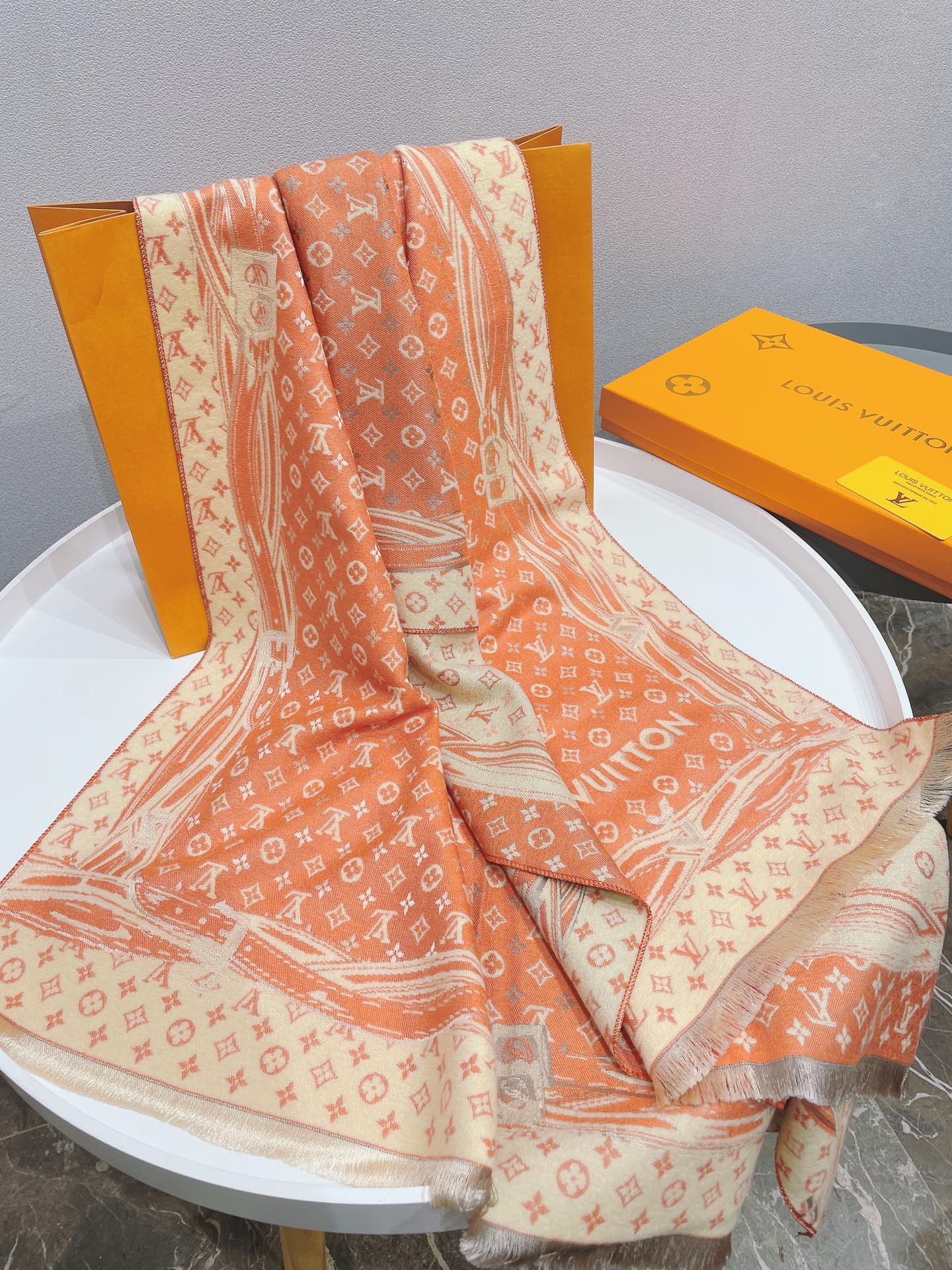 l0vis Vvtt0n scarf 01