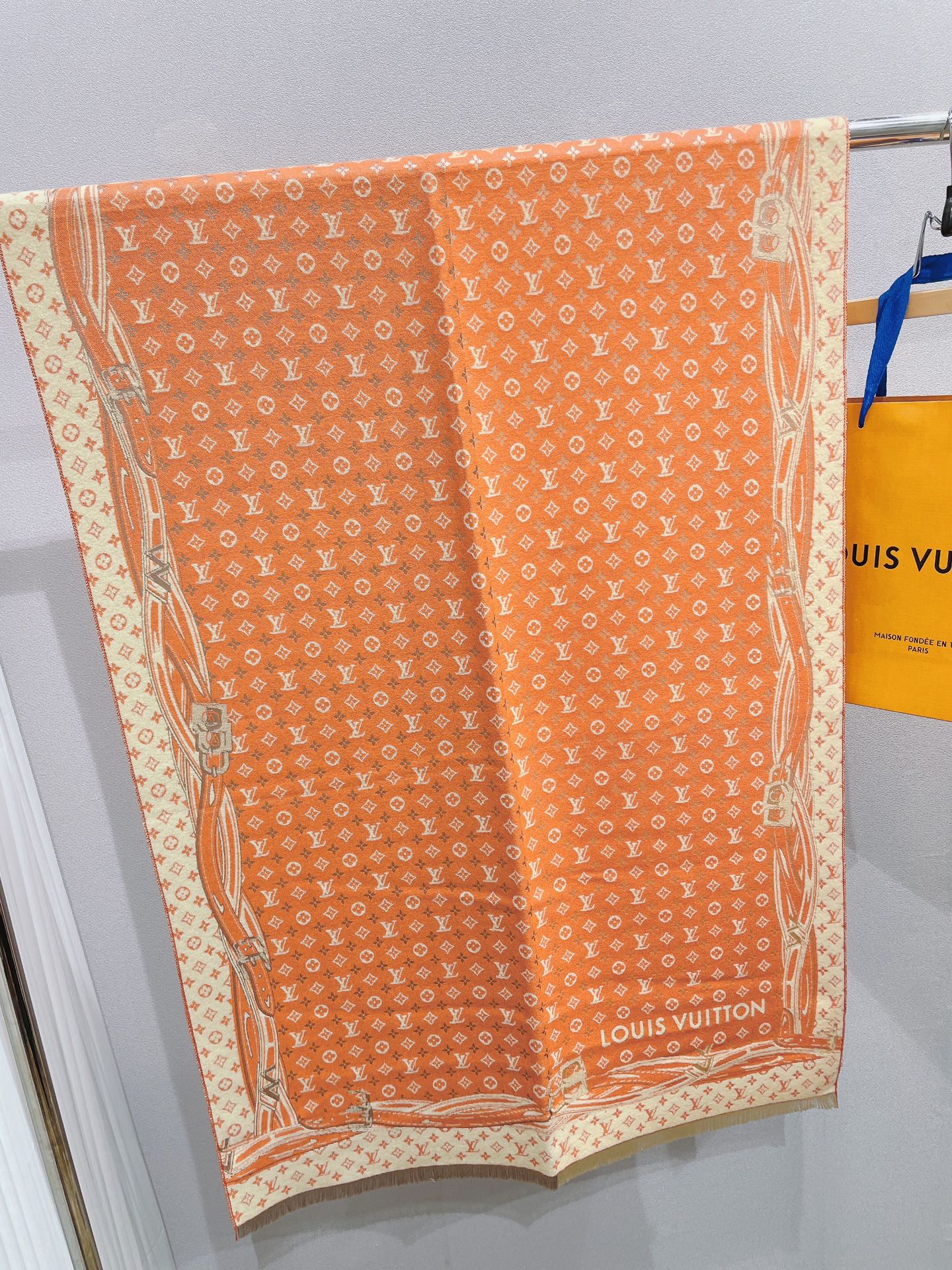 l0vis Vvtt0n scarf 01