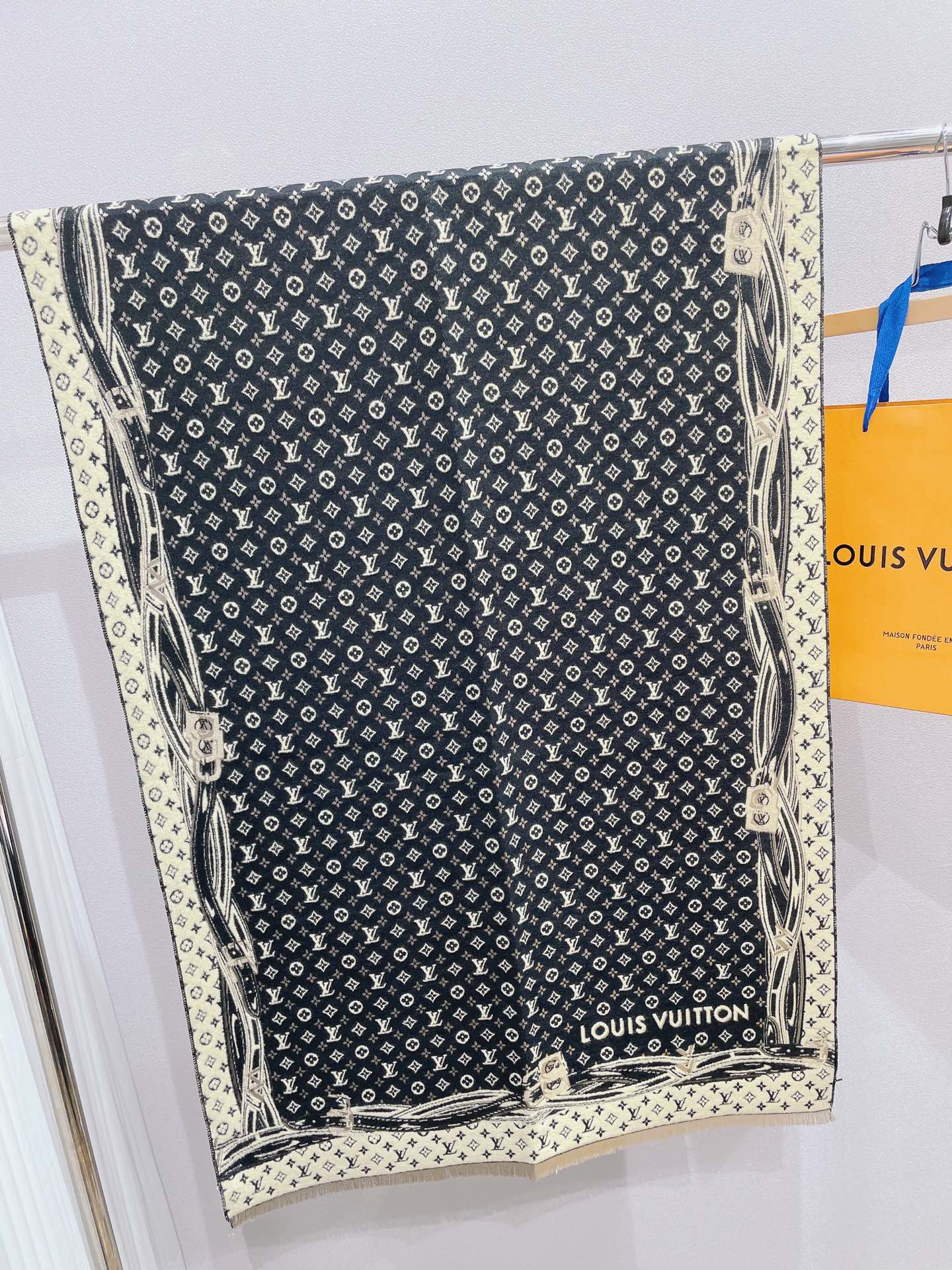 l0vis Vvtt0n scarf 02