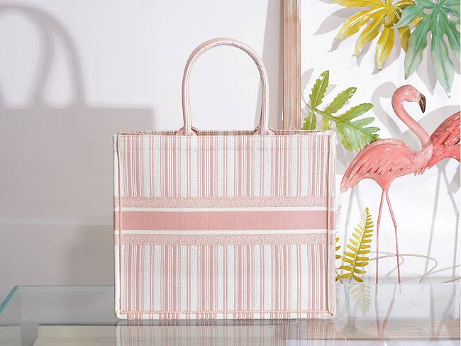 D10r book tote pink check