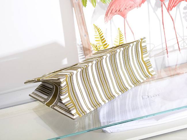 D10r book tote green check