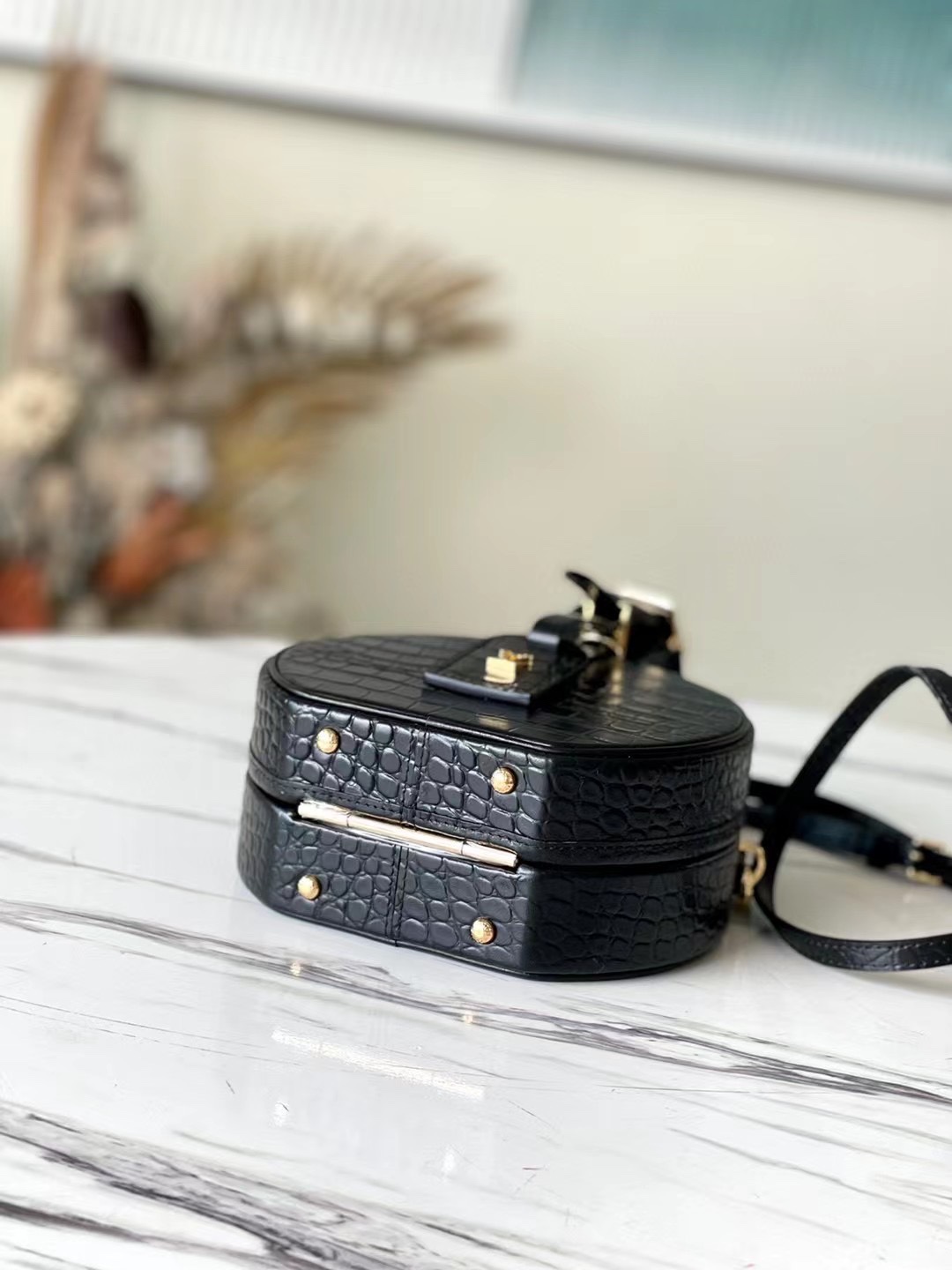 l0vis Vvtt0n petite boite chapeau crocodile leather black n93597 17.5 x 16.5 x 7.5 cm