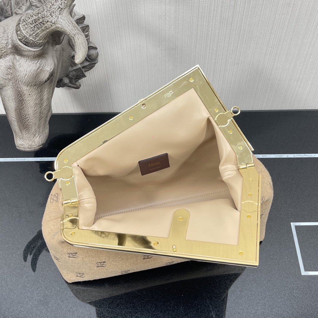 F**di medium first flannel beige 8bp127 32.5 x 15 x 23.5 cm