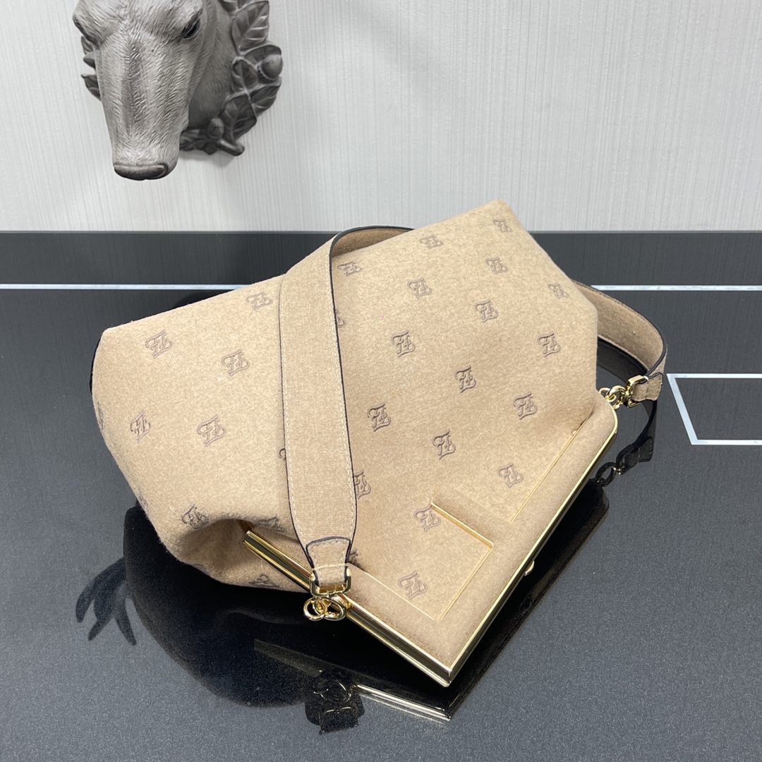 F**di medium first flannel beige 8bp127 32.5 x 15 x 23.5 cm