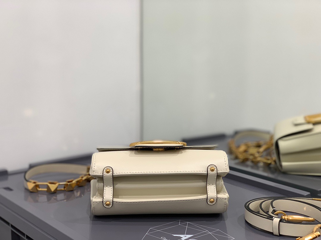 Va1e*ntin0 stud sign grainy leather shoulder bag white xw2b0j96cpd0no 20 x 15 x 7 cm