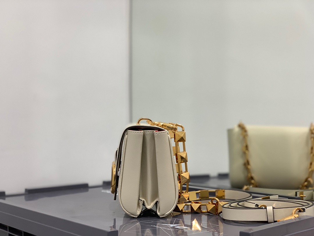 Va1e*ntin0 stud sign grainy leather shoulder bag white xw2b0j96cpd0no 20 x 15 x 7 cm