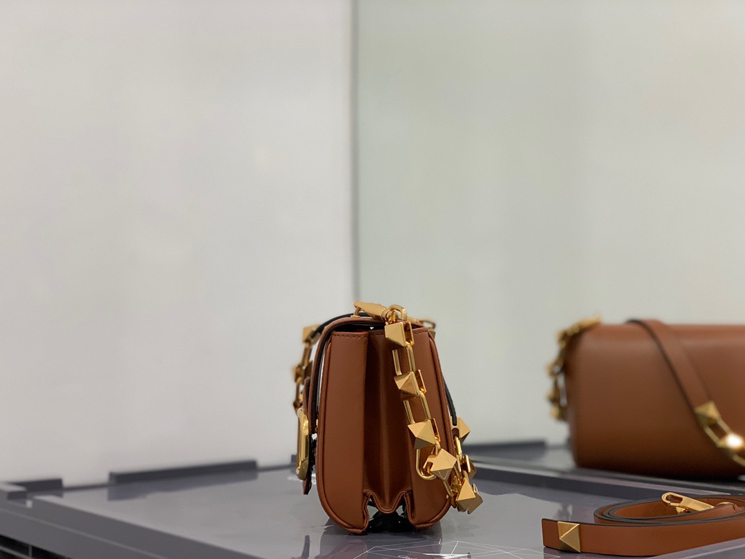 Va1e*ntin0 stud sign grainy leather shoulder bag brown xw2b0j96cpd0no 20 x 15 x 7 cm