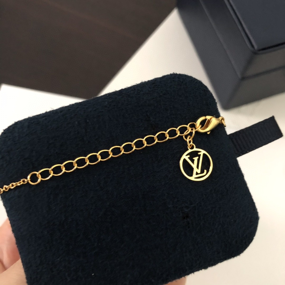 l0vis Vvtt0n necklace 01