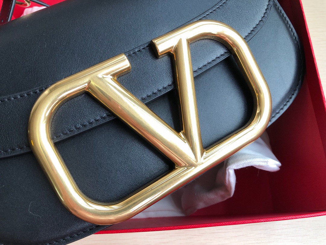 Va1e*ntin0 garavani s*pervee crossbody bag leather black wb0g09zxl 26.5 x 9 x 15 cm