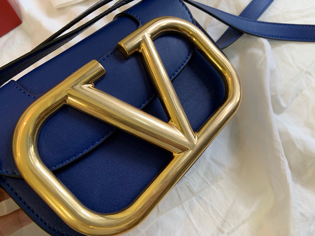 Va1e*ntin0 small s*pervee crossbody bag blue xw2b0g45zxl 18 x 7.5 x 12.5 cm