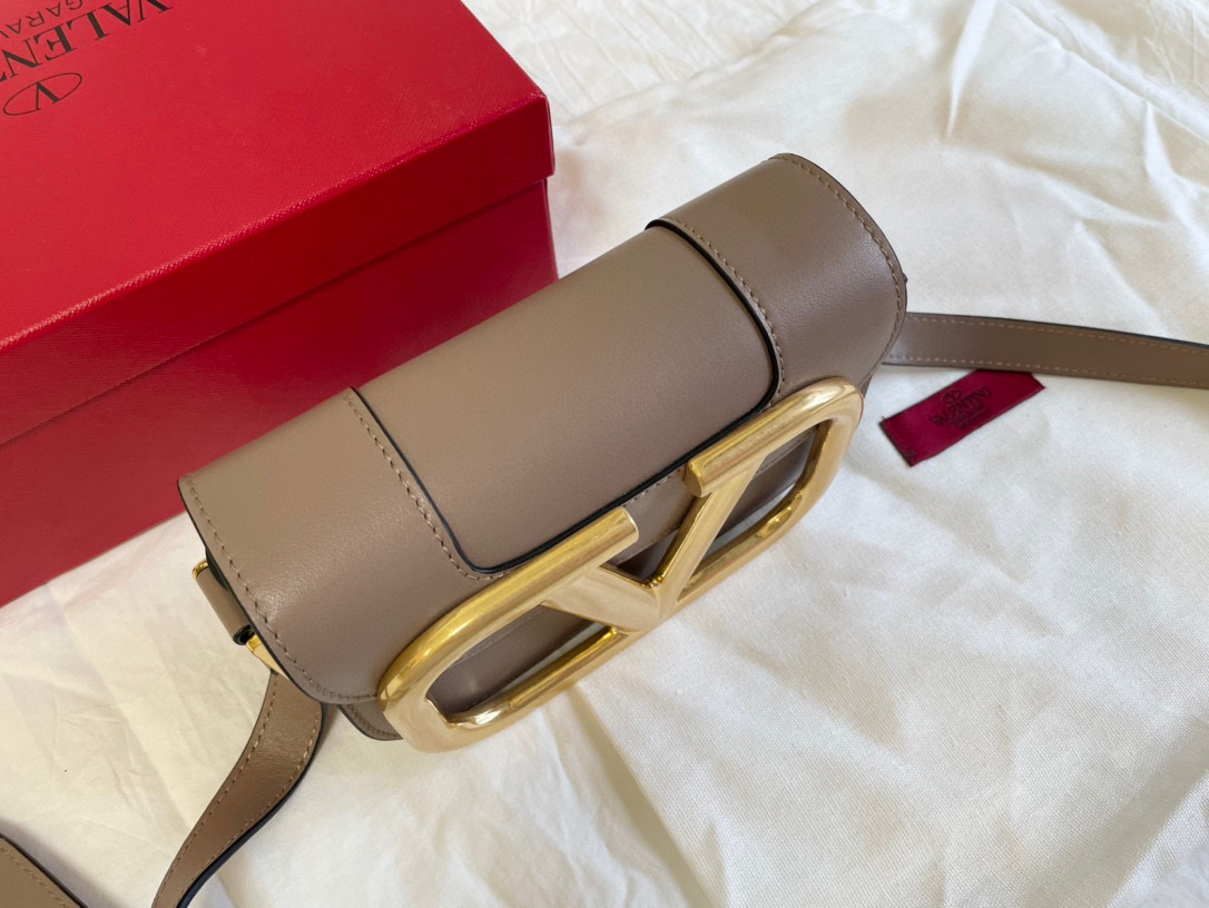 Va1e*ntin0 small s*pervee crossbody bag beige xw2b0g45zxl 18 x 7.5 x 12.5 cm