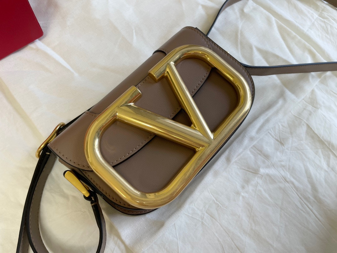 Va1e*ntin0 small s*pervee crossbody bag beige xw2b0g45zxl 18 x 7.5 x 12.5 cm