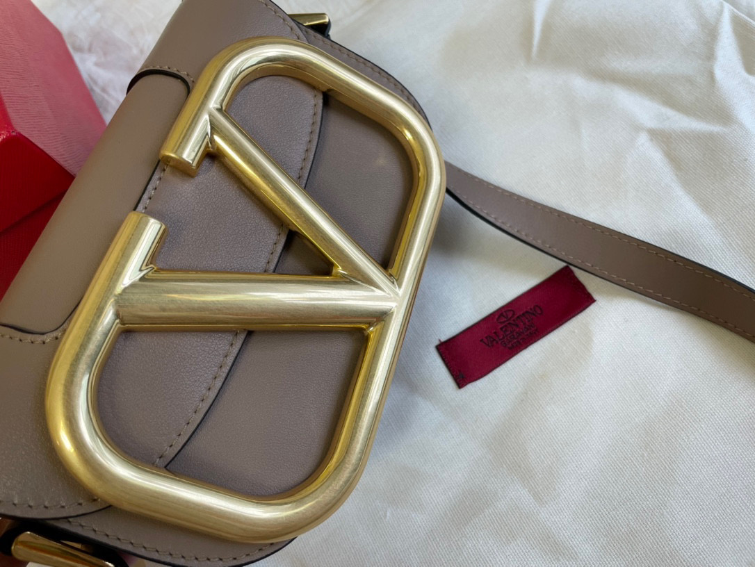 Va1e*ntin0 small s*pervee crossbody bag beige xw2b0g45zxl 18 x 7.5 x 12.5 cm