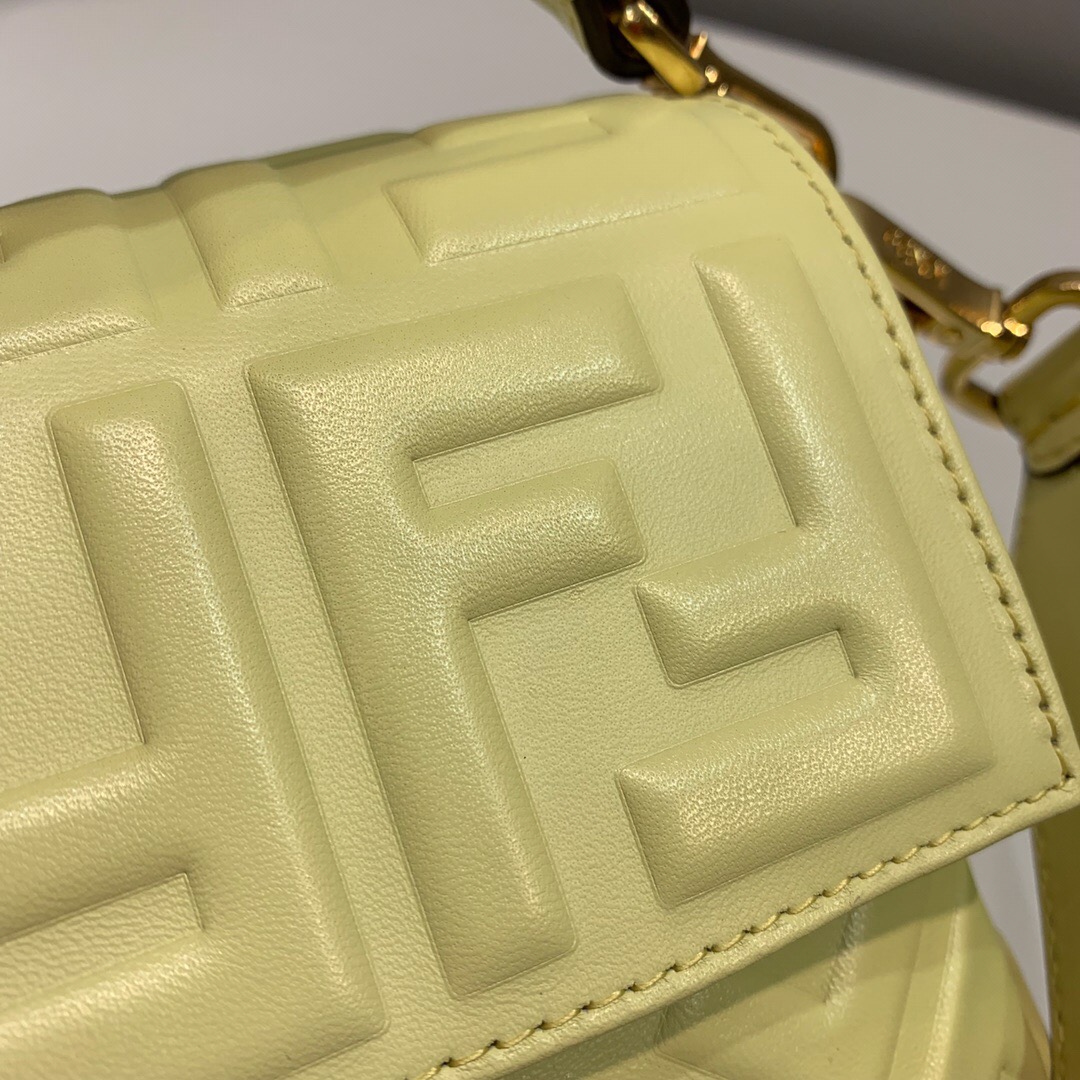 F**di baguette nappa leather lime 8br600 26 x 5 x 15 cm