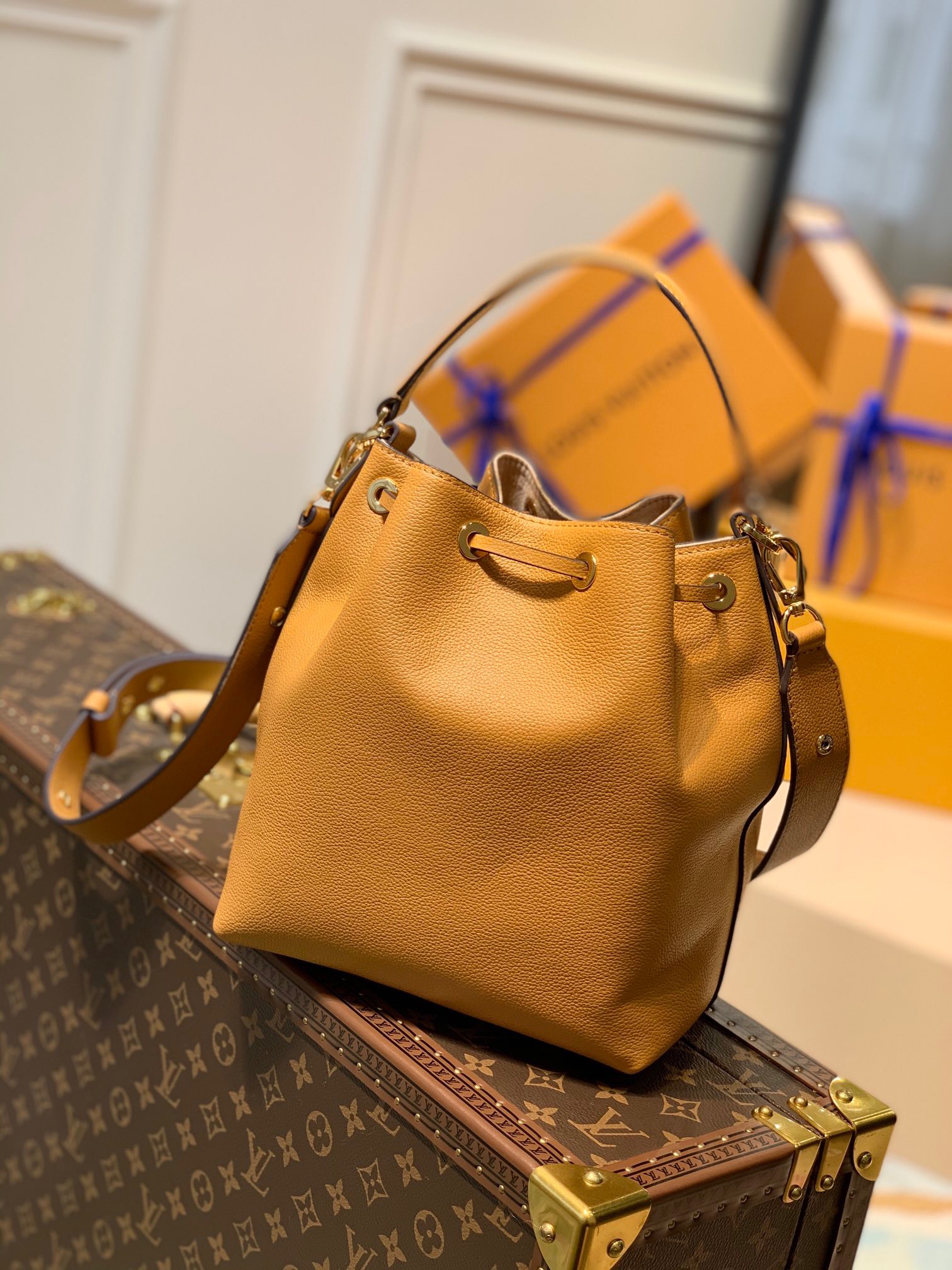 l0vis Vvtt0n lockme bucket bag brown m57689 20 x 22 x 13 cm