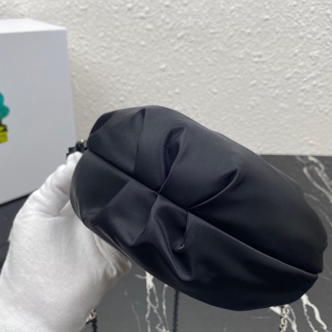 Pra*a re-edition 2006 nylon hobo bag black 1bh172 24 x 16 x 7 cm