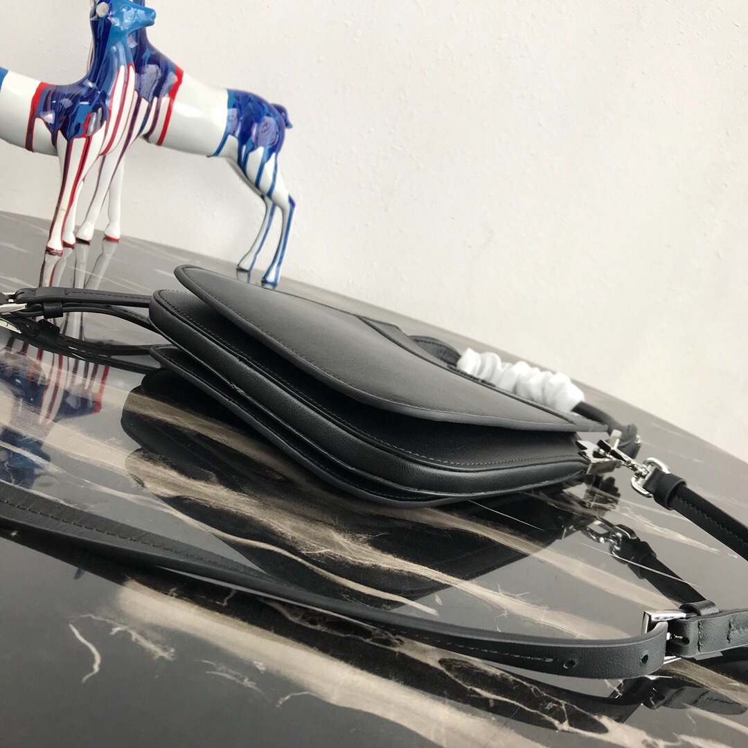 Pra*a small margit leather bag black 1bc082 20 x 7 x 20 cm