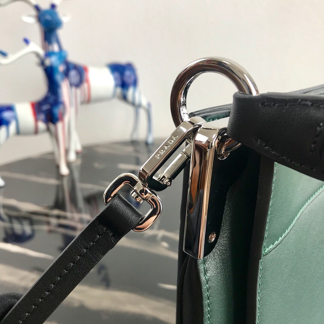 Pra*a small margit leather bag green 1bc082 20 x 7 x 20 cm