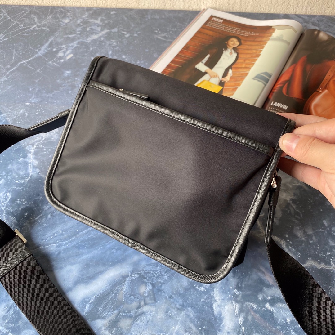 Pra*a re-nylon/saffiano leather shoulder bag black/red 2vd034 16 x 22 x 8.5 cm