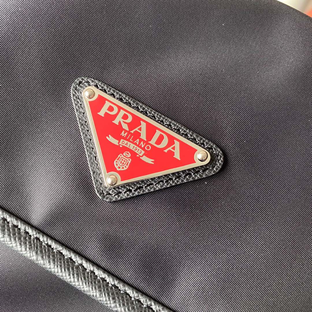 Pra*a re-nylon/saffiano leather shoulder bag black/red 2vd034 16 x 22 x 8.5 cm