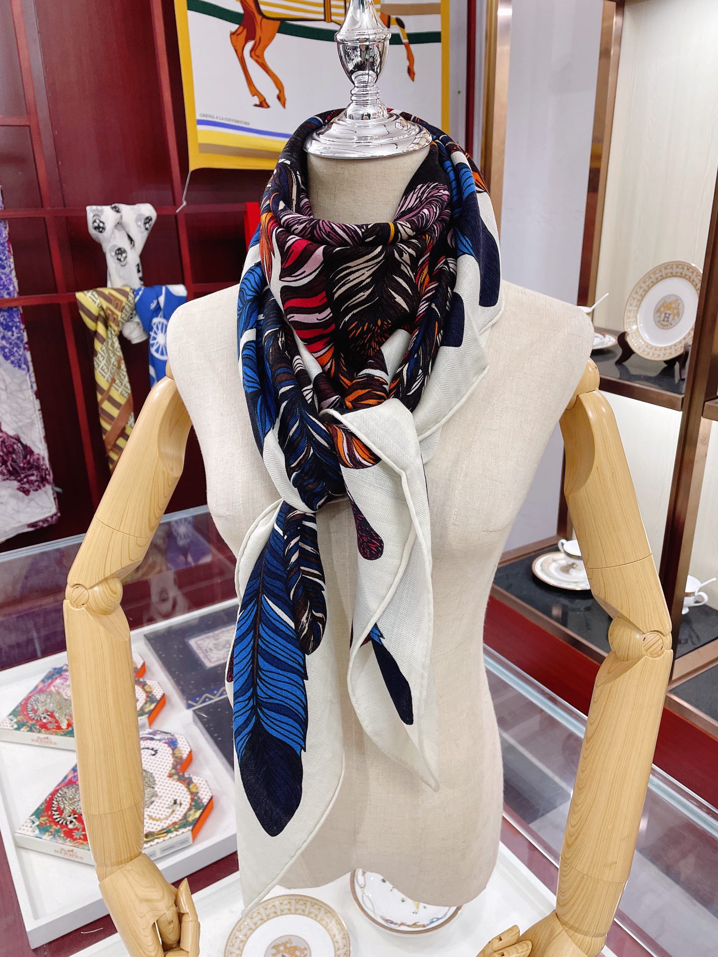 l0vis Vvtt0n scarf 11