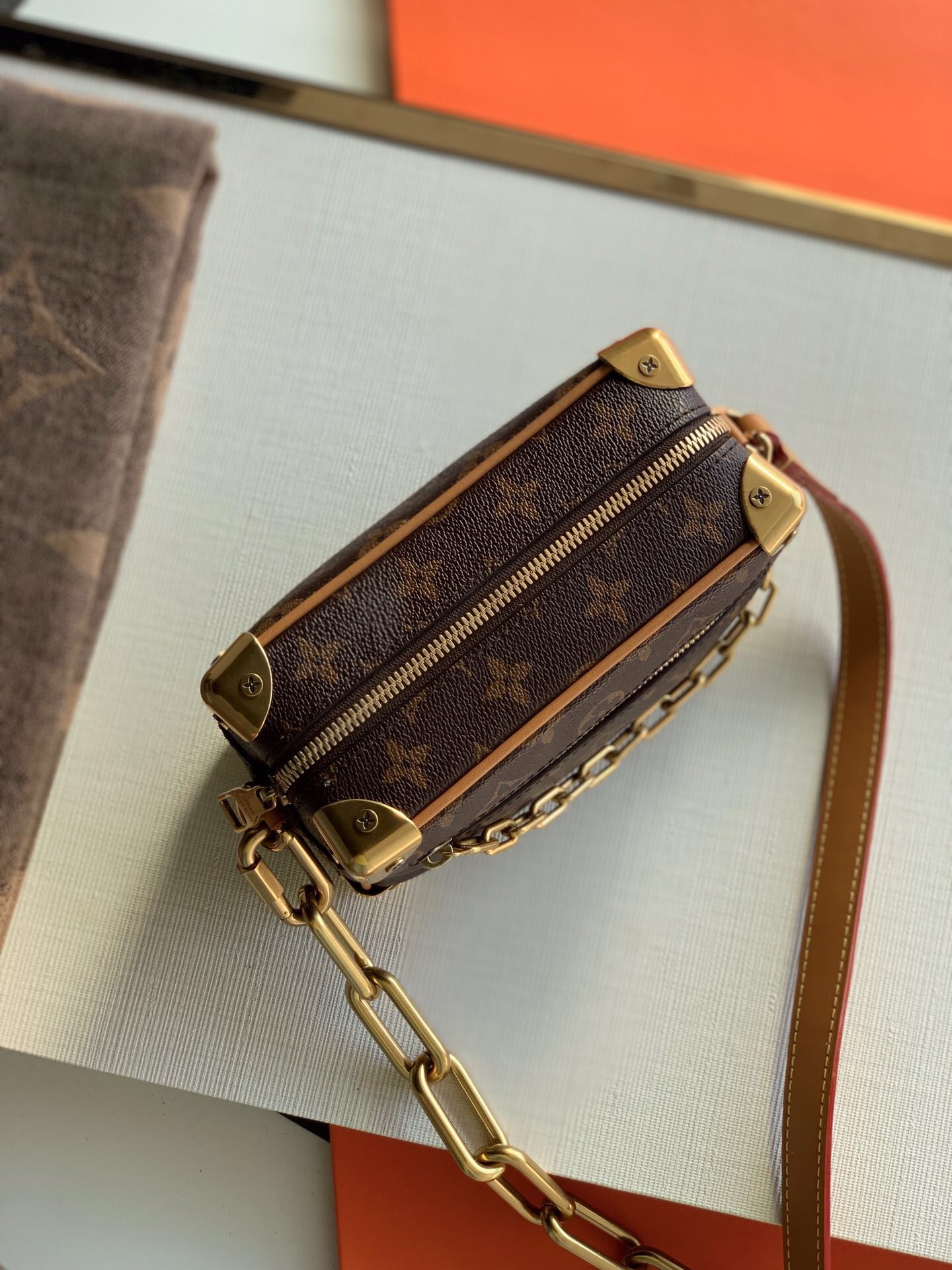 Iconic Monogram print with contrasting resin chain M68906  18.5cm