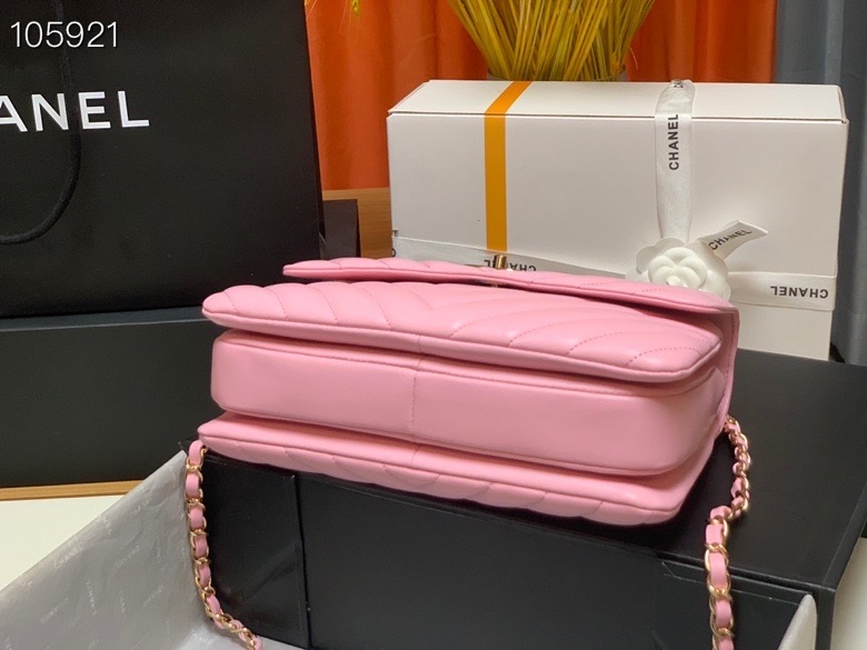 Ch**el Ch**elv has smooth sandwich pink bag 25cm
