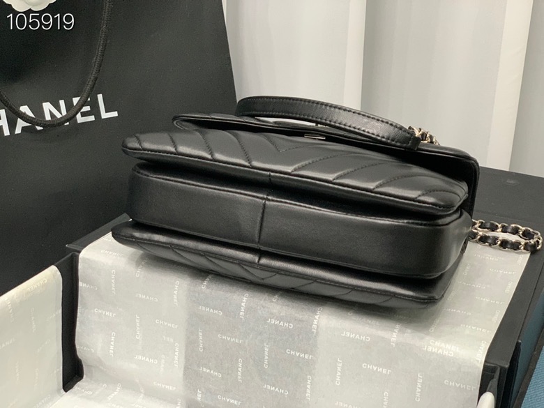 Ch**el Ch**elv has smooth lines sandwich black bag 25cm