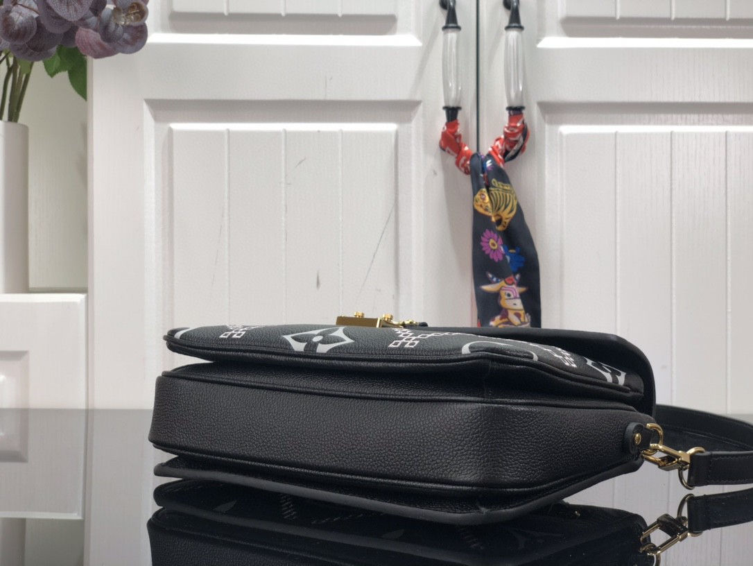 LV POCHETTE METIS M46028 black 25cm
