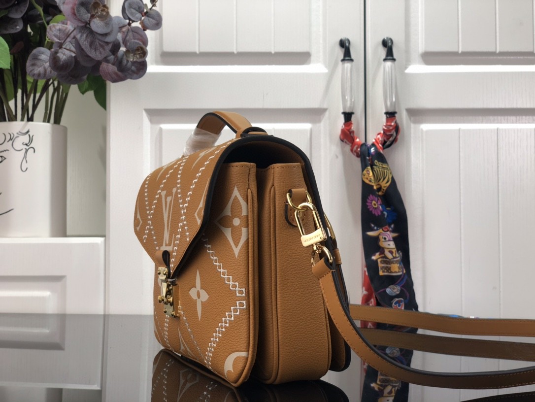LV POCHETTE METIS M46028 brown 25cm