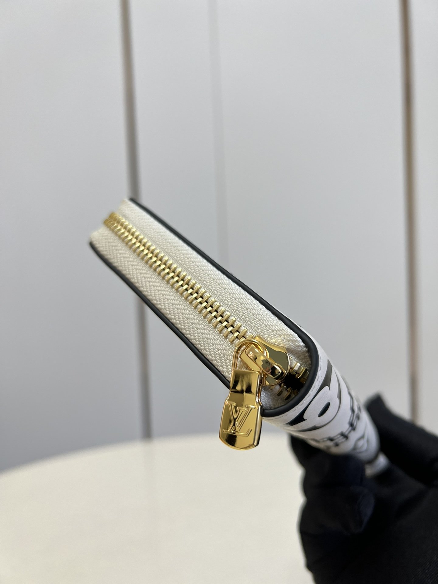 L-V M81141 Zippy Monogram Vernis white 19.5cm