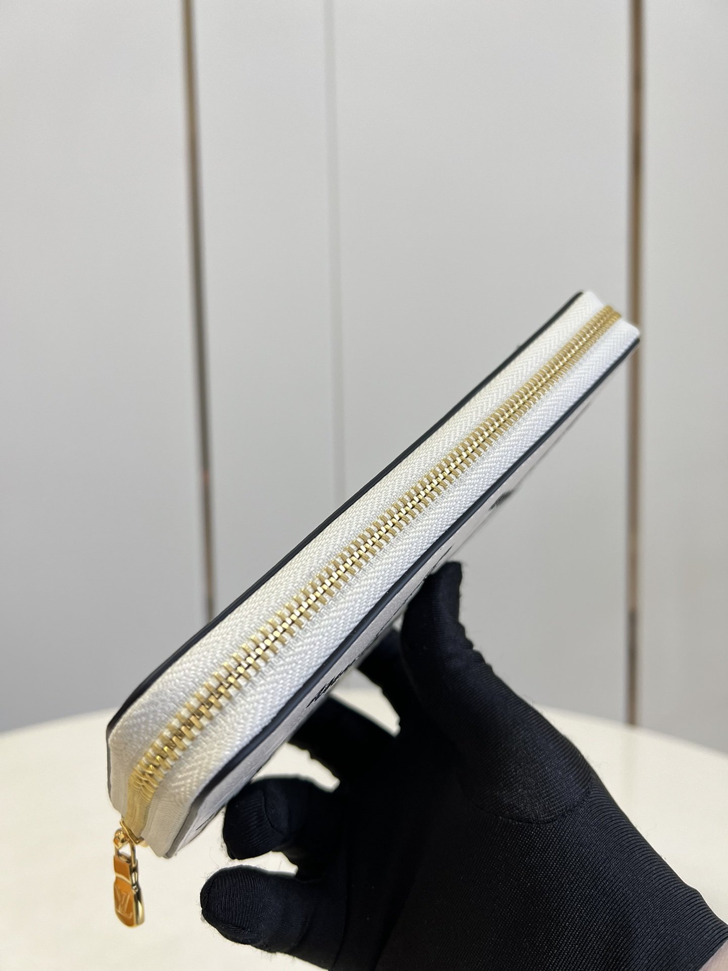 L-V M81141 Zippy Monogram Vernis white 19.5cm